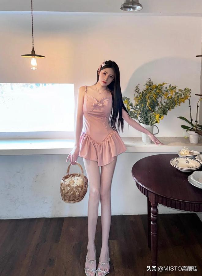 娇美又可爱！适合清纯女生！AG真人高跟鞋搭配小粉裙