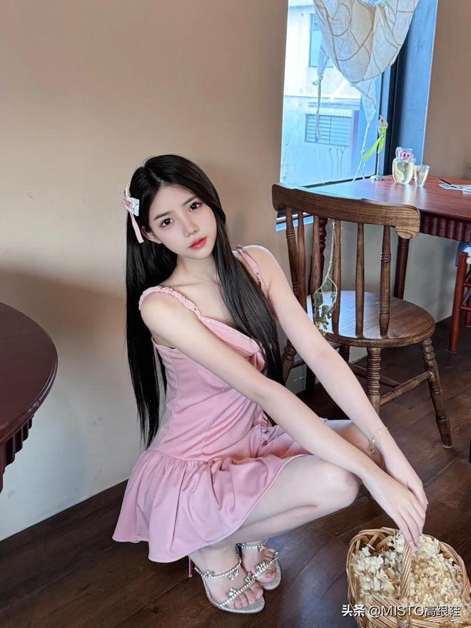 娇美又可爱！适合清纯女生！AG真人高跟鞋搭配小粉裙(图4)