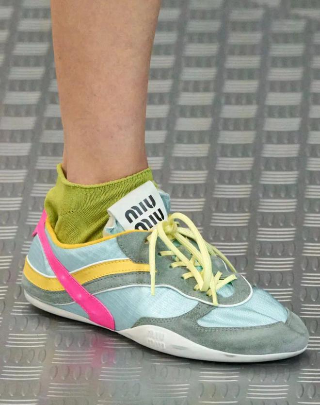 走红？这4双「薄底sneakers」已被潮人锁定！AG真人旗舰厅登录PUMA speedcat 再度(图2)