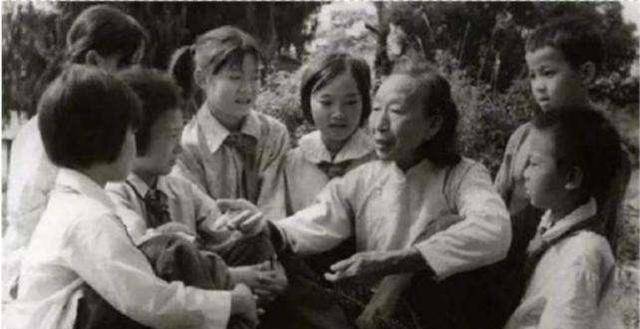 散半个世纪再见面时她拿出了一双布鞋AG真人游戏地址红军女团长与丈夫失(图5)