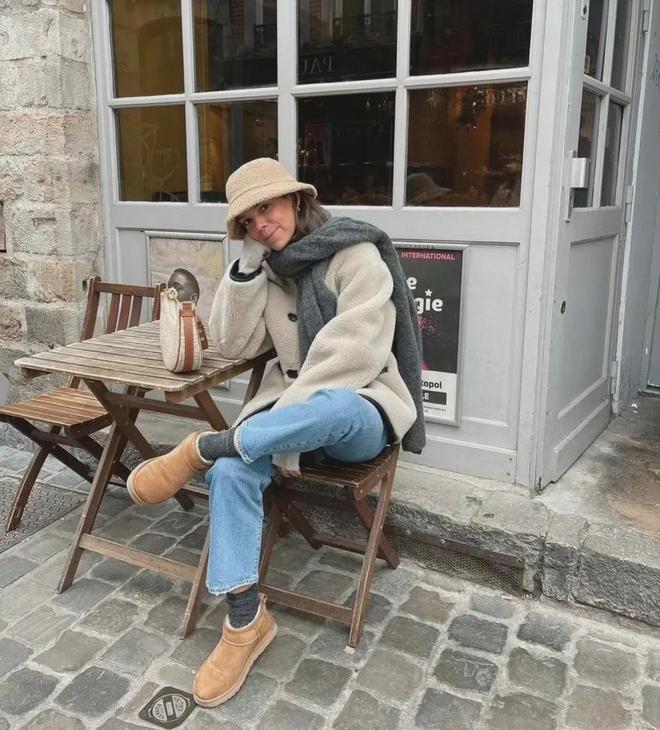 ”才是今年最流行的穿搭时髦又好看！AG真人试玩平台“牛仔裤＋这双鞋(图3)