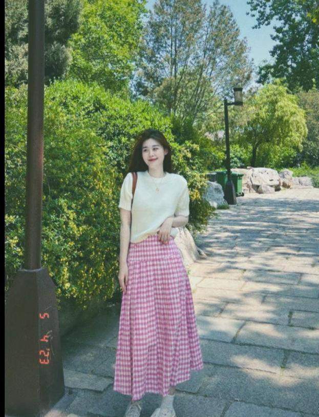 打造舒适优雅的时尚风格展现不同风情AG真人娱乐网址夏季平底鞋搭配裙装(图2)