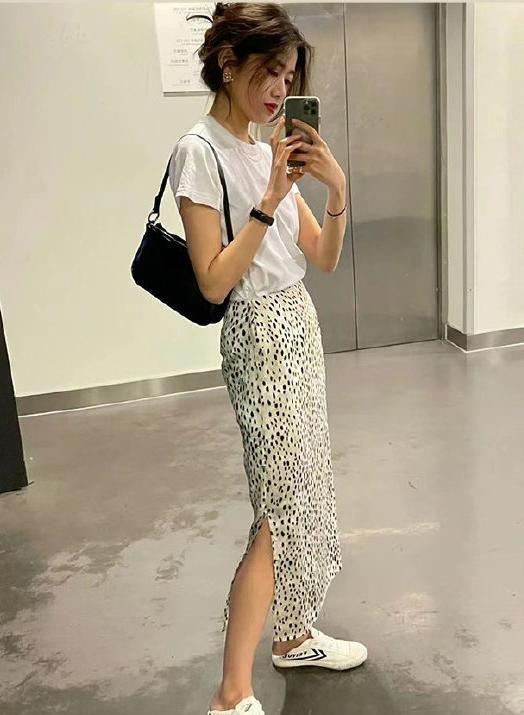 打造舒适优雅的时尚风格展现不同风情AG真人娱乐网址夏季平底鞋搭配裙装(图5)