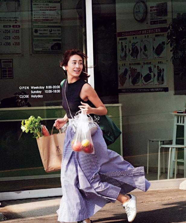 打造舒适优雅的时尚风格展现不同风情AG真人娱乐网址夏季平底鞋搭配裙装(图13)